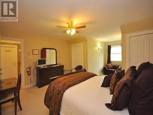 Snowflake Manor Bed & Breakfast Oakfield Canada